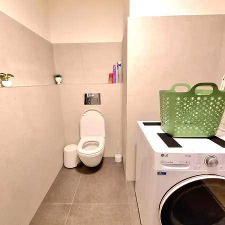 Metropolis Prime With Free Parking Apartment